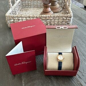 Ferragamo Gianci Twisted Woman’s Blue Patent Leather Strap. Watch